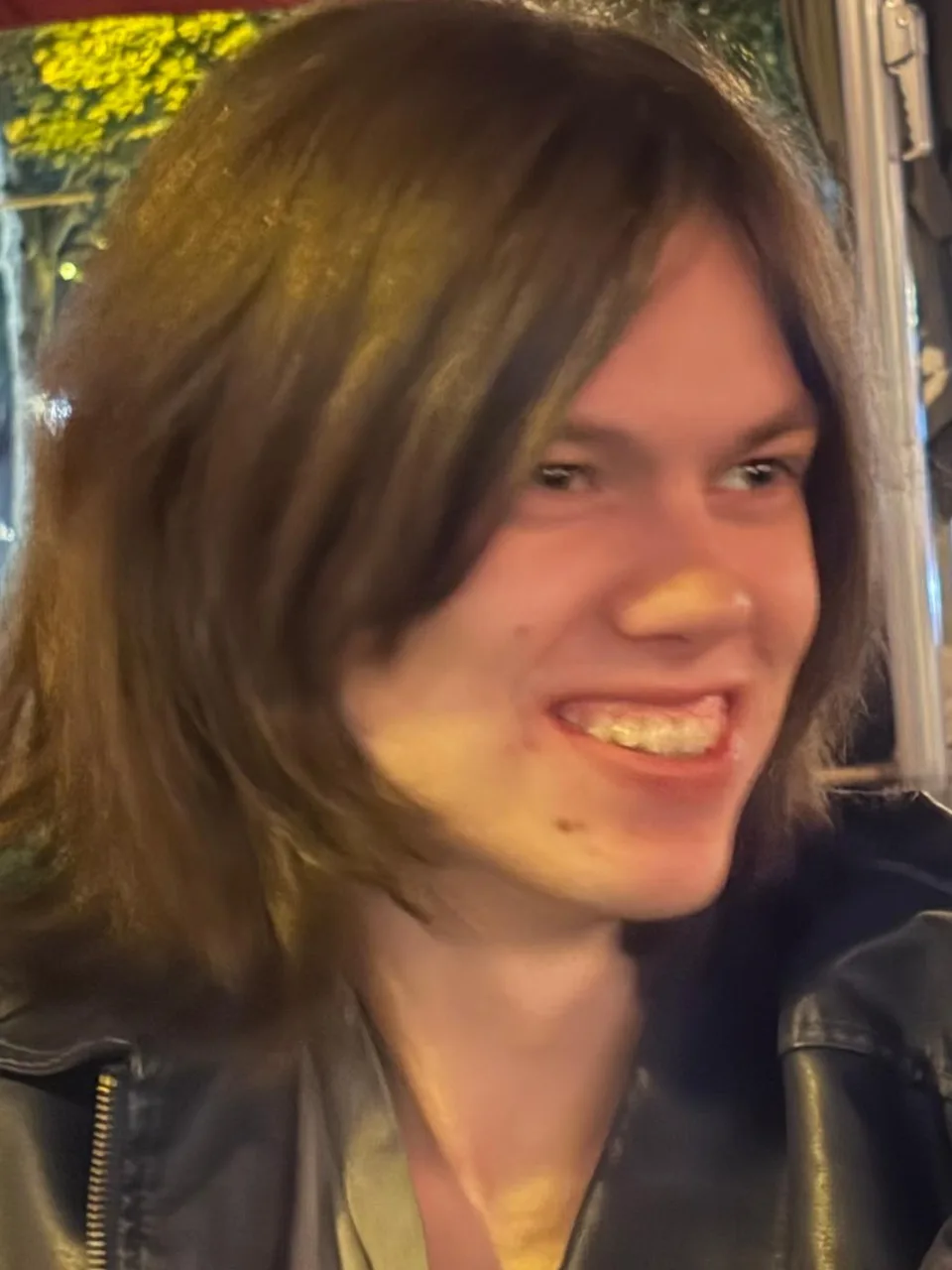 Beer de Vreeze, long brown hair and a black leather jacket